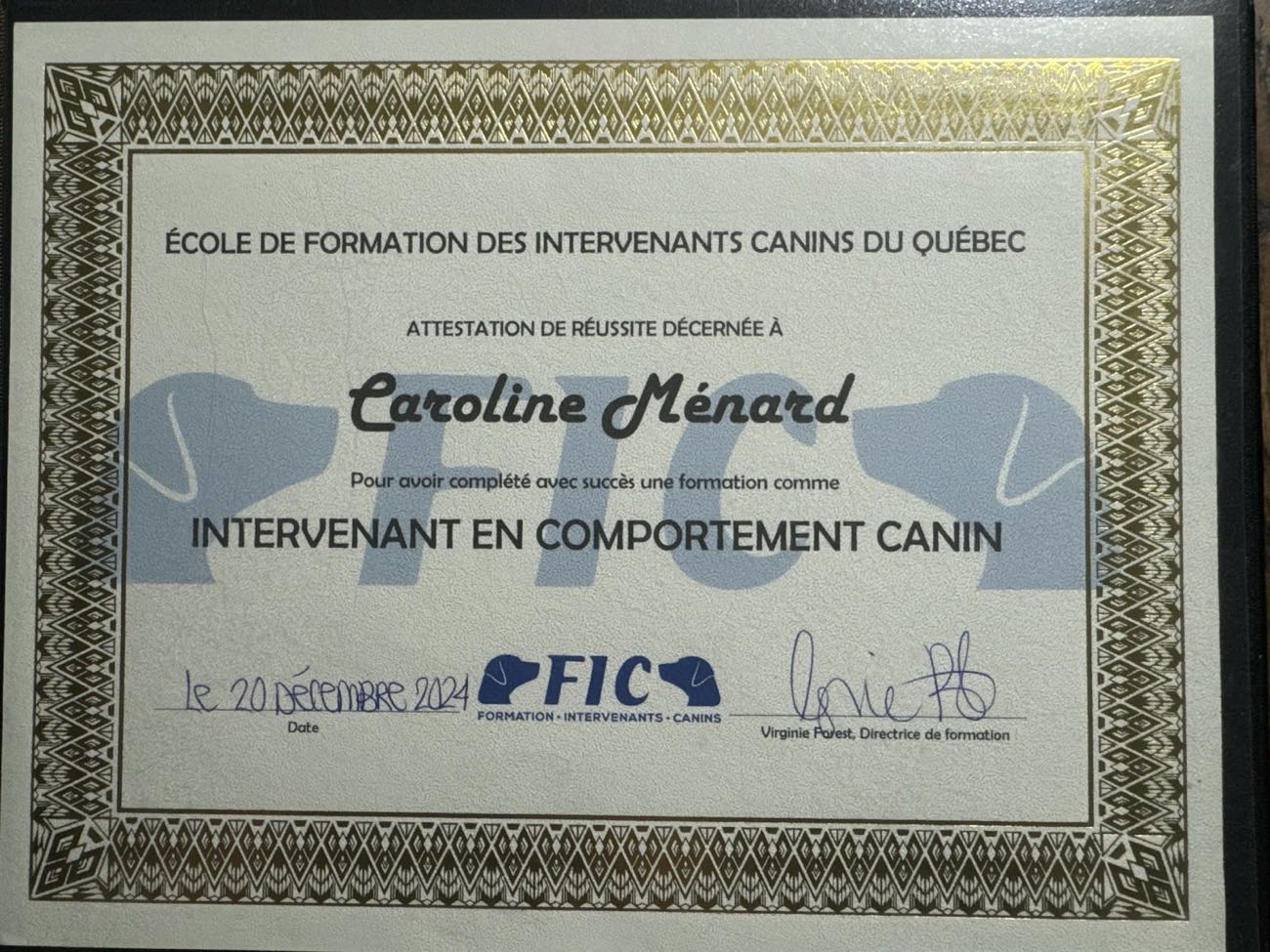 Attestation — Intervenante en comportement canin, École de formation des intervenants canins du Québec, décernée à Caroline Ménard le 20 décembre 2024
