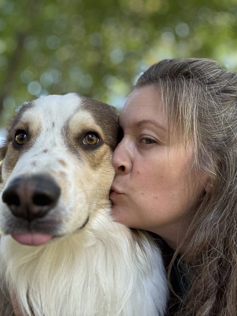 Exercice de marche en laisse et d'autocontrôle avec un chien